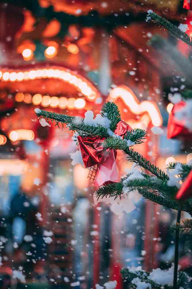 Christmas tree and carols at Trafalgar Square